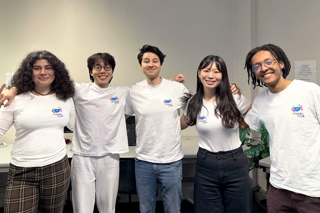 Group of students behind the Chichén Itzá website